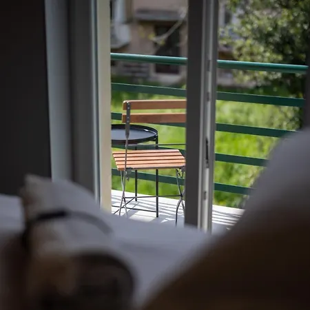 West Coast Deluxe Bed and Breakfast *