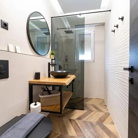 West Coast Deluxe Bed & Breakfast