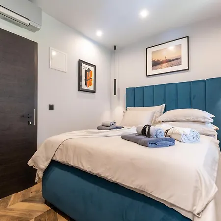 West Coast Deluxe Bed & Breakfast