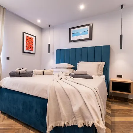 West Coast Deluxe Bed & Breakfast